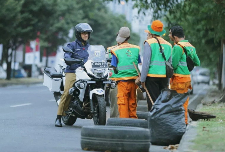Anies Basweda takziyah penyapu jalan