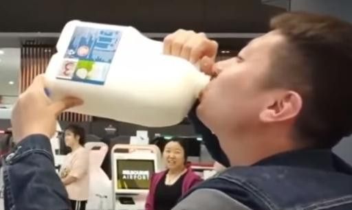 turis pria habiskan 2,5 liter susu di bandara