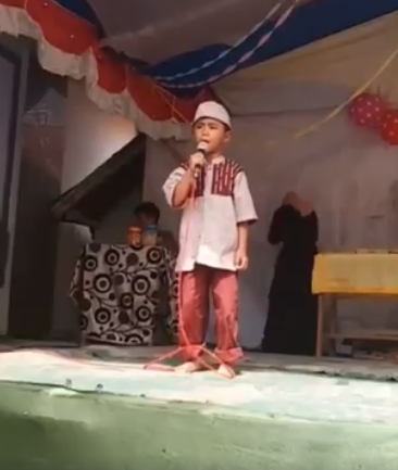 bocah naik panggung lalu mewek