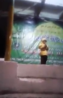 bocah naik panggung lalu mewek