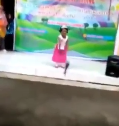 bocah naik panggung lalu mewek