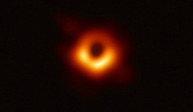 Akhirnya, Foto Black Hole Telah Diambil untuk Pertama Kalinya dalam Sejarah. Bagaimana Penampakannya?