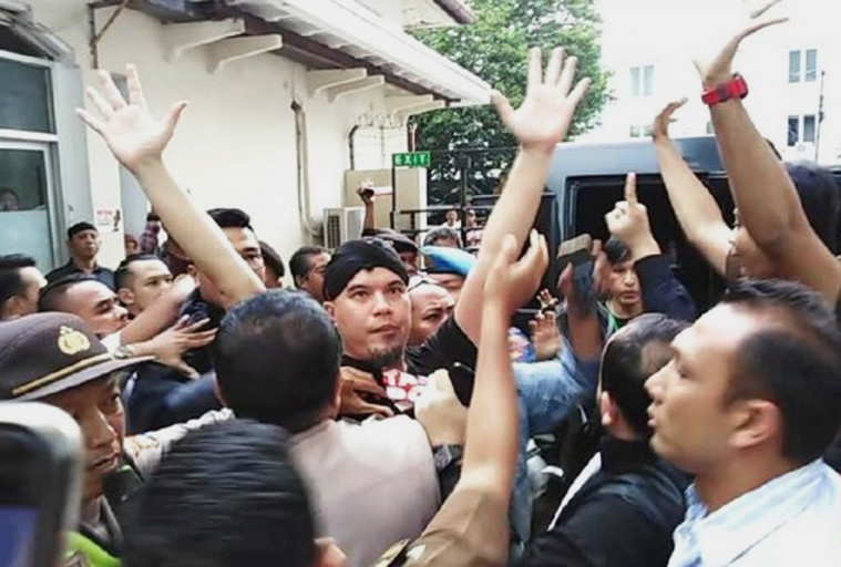 Terlibat Baku Hantam, Sidang Ahmad Dhani Ditunda