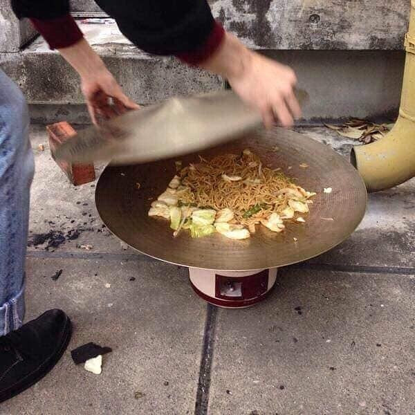 gunakan dua buah simbal untuk alat masak