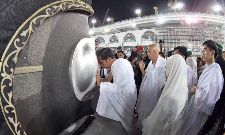 Jokowi saat mencium Hajar Aswad