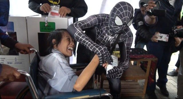 petugas tps pakai kostum superhero