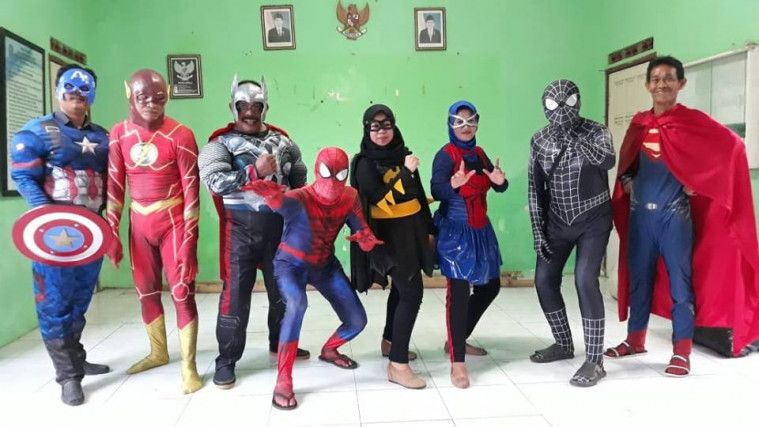 para petugas TPS dengan kostum superheronya