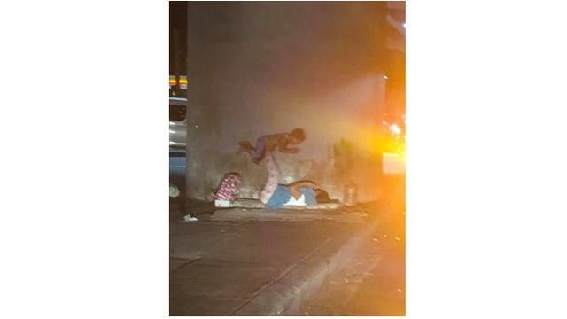 tunawisma ibu dan anak yang sedang main di kolong jembatan