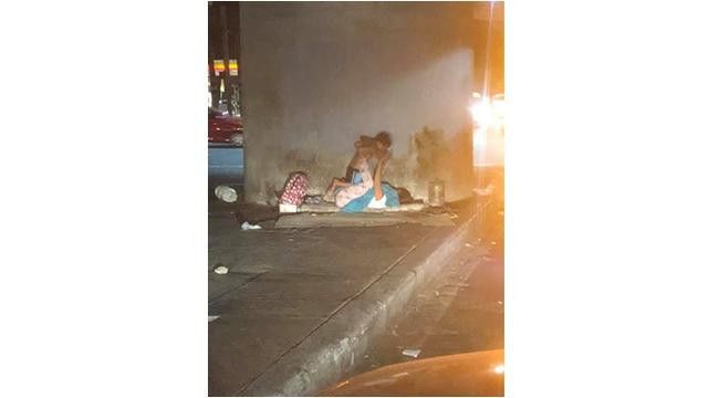tunawisma ibu dan anak yang sedang main di kolong jembatan