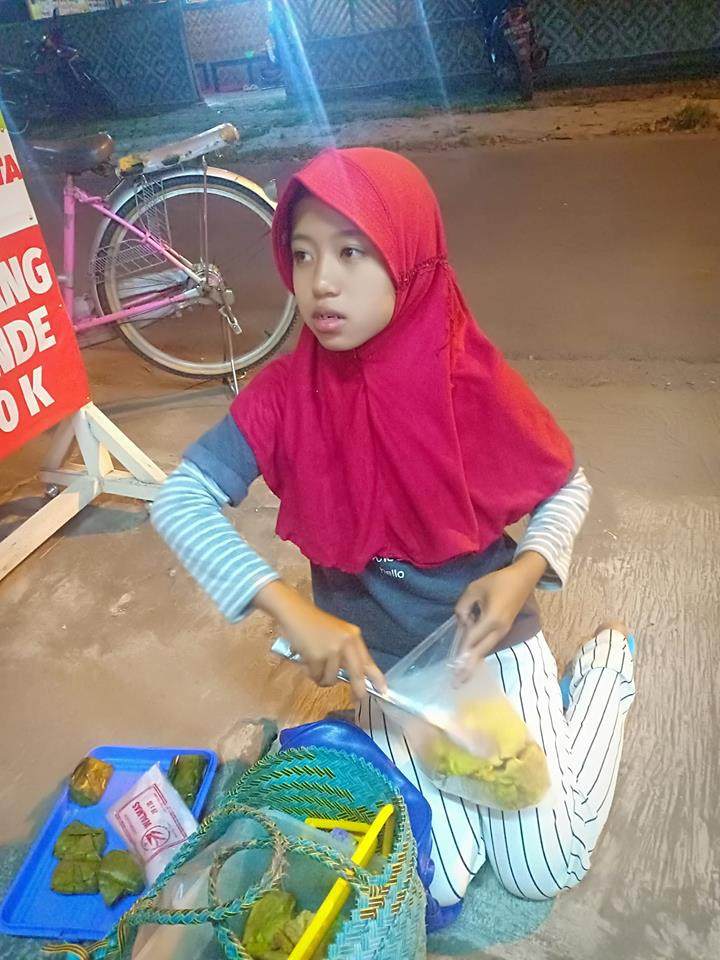 Bocah berjualan sampai larut malam