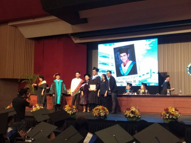 Mahasiswa menangis di wisudanya