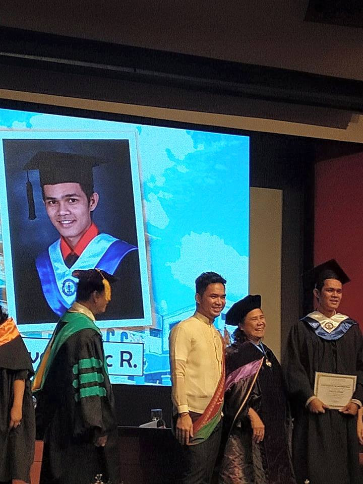 Mahasiswa menangis di wisudanya