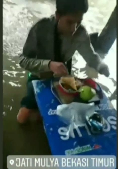 Makan mi di tengah banjir