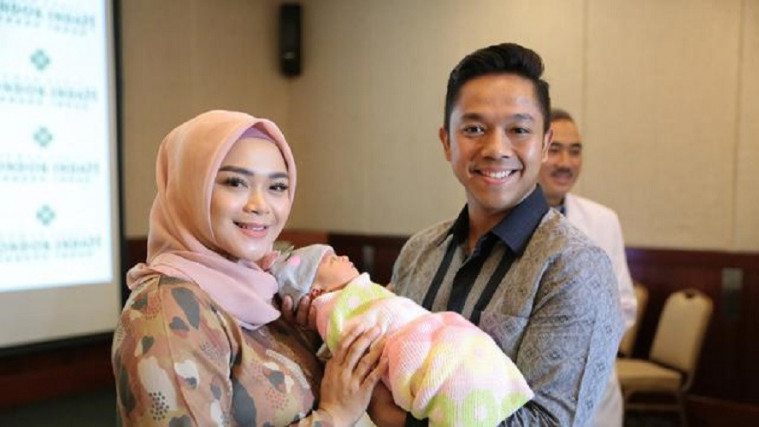 Sheza Idris dan keluarga