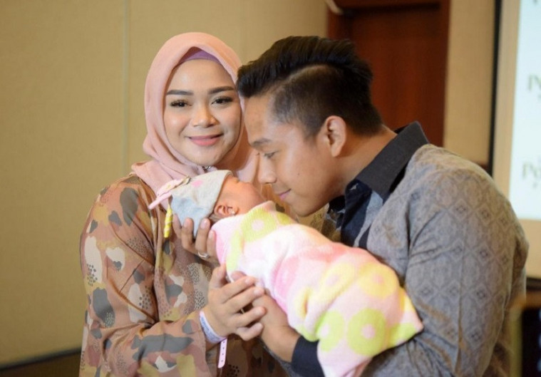 Sheza Idris dan keluarga