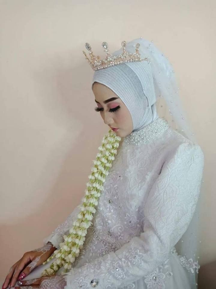 Mantan menikah dengan pria lain