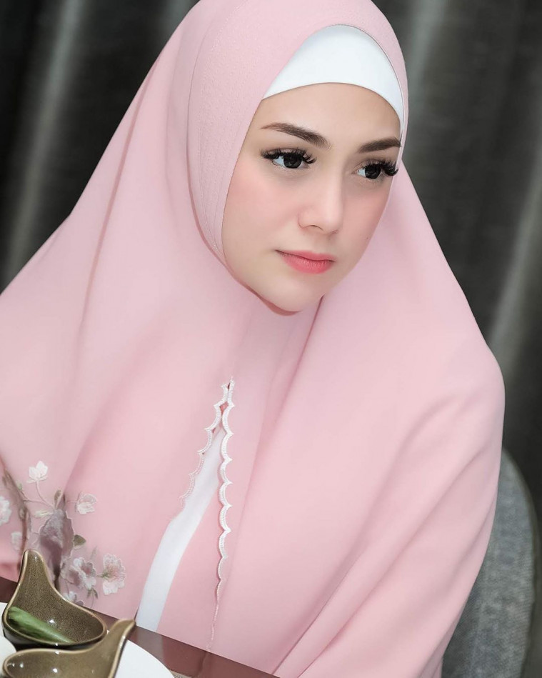 celine evangelista berhijab