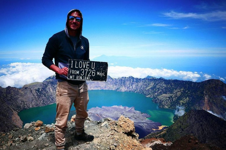 Artis naik gunung