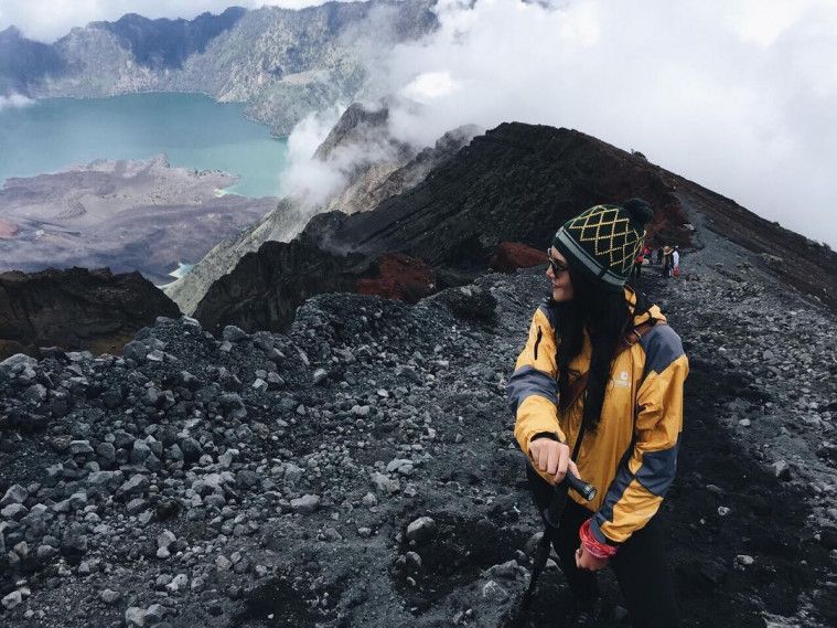 Artis naik gunung