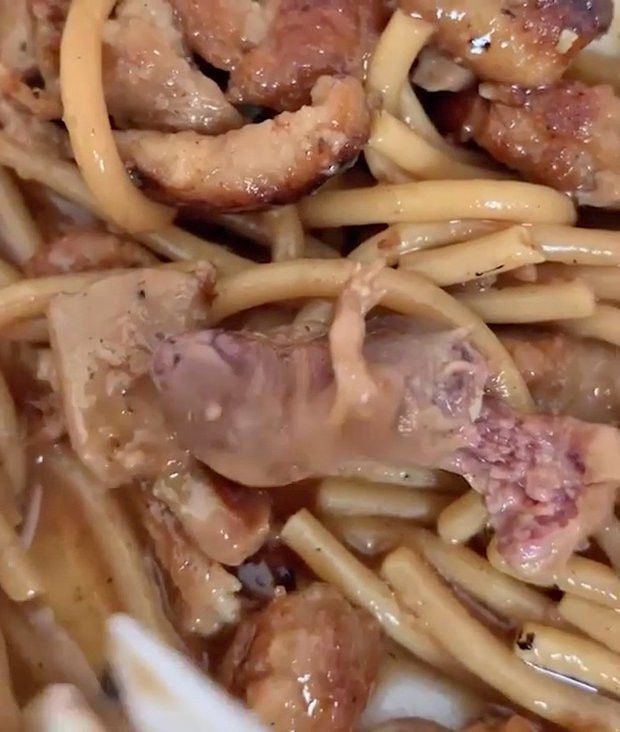 Seorang perempuan menemukan anak tikus dalam makanannya