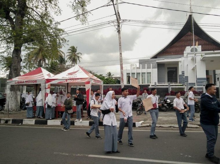 Ungkapkan Rasa Syukur Dengan Bagi-Bagi Takjil