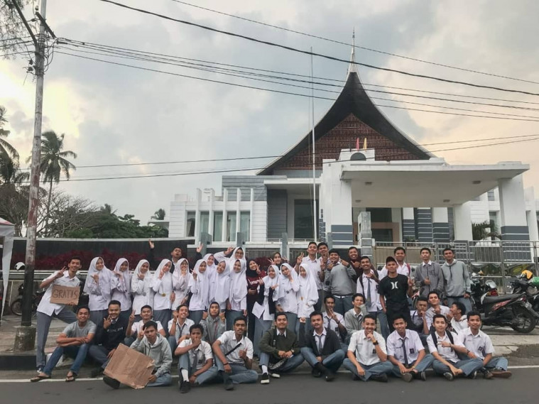 foto bersama saat bagi- bagi takjil