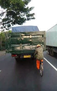 nekat nebeng truk dengan cara berbahaya