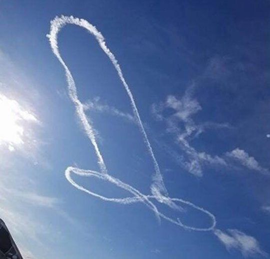 Gambar penis raksasa di langit Washinton.