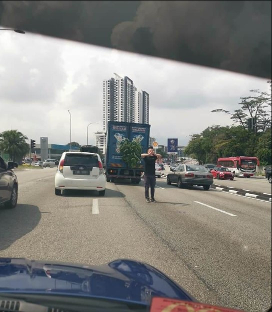 Sampai Membungkuk, Seorang Pria Minta Maaf para Para Pengguna Jalan, setelah Truknya Mogok dan Sebabkan Kemacetan