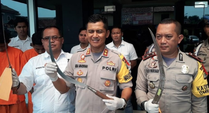 Remaja bawa celurit