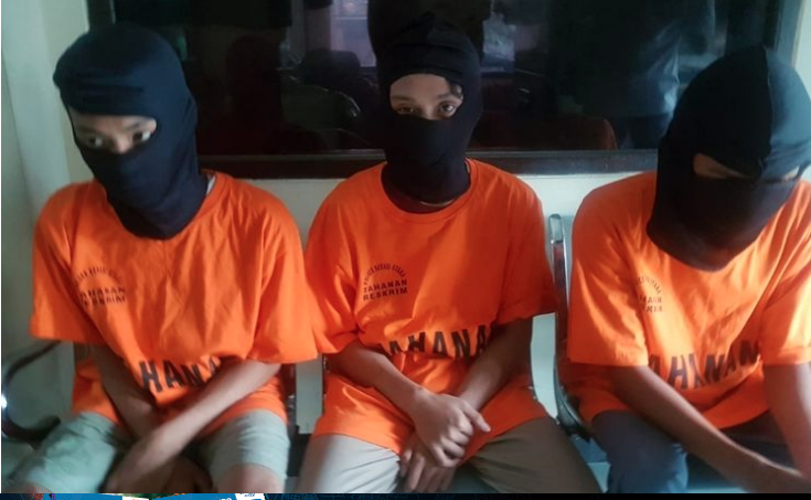 Remaja bawa celurit