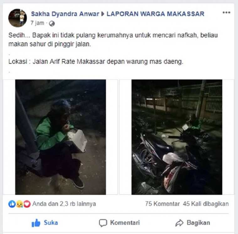 driver ojek online sahur di pinggir jalan