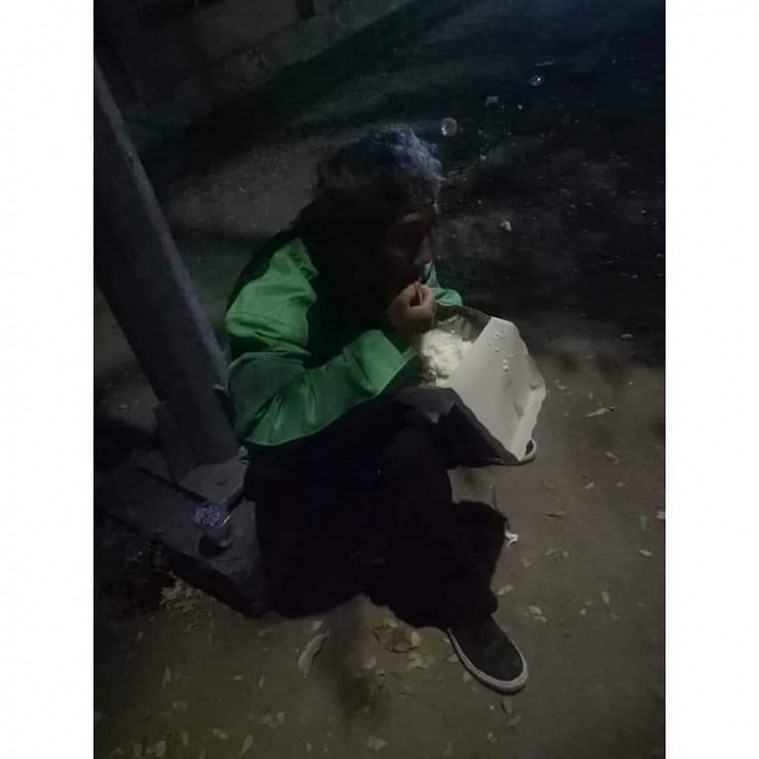 driver ojek online sahur di pinggir jalan