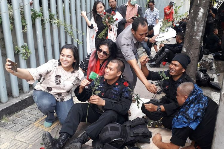 Polisi mendapat bunga