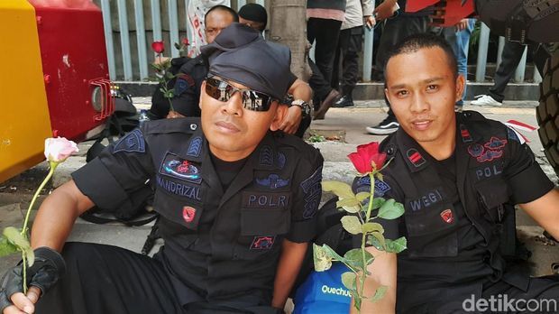 Polisi mendapat bunga