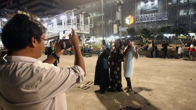 Polisi mendapat bunga