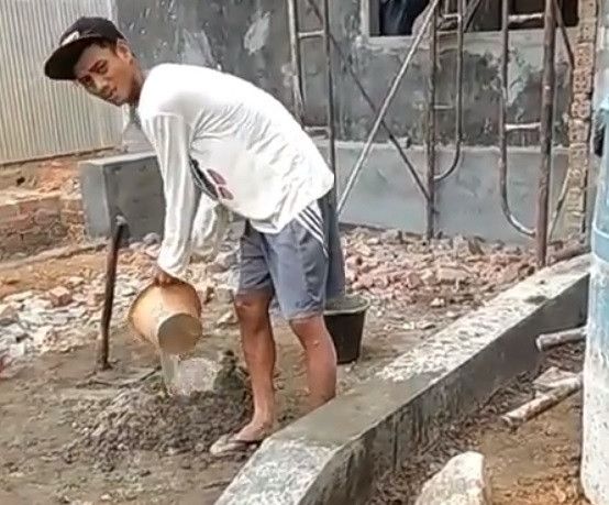 tukang bangunan sedang bernyanyi