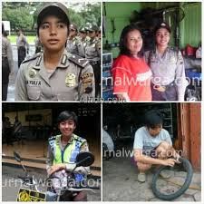 Polisi Cantik Jadi Tukang Ban