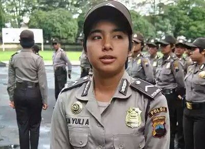 Polisi Cantik Jadi Tukang Ban
