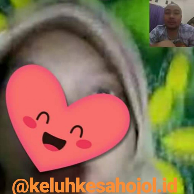 Terkadang, mereka melakukan video call kalau lagi susah ketemuan