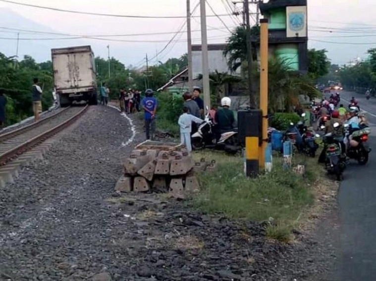 Truk di atas jalan kereta