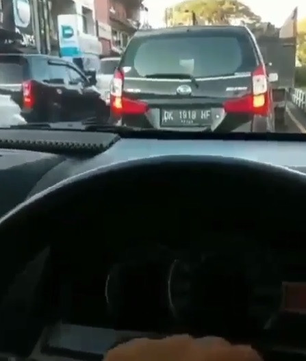 bunyikan klaskon mobil bikin happy