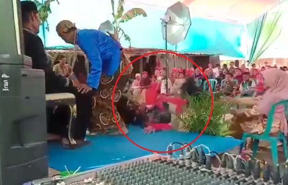detik-detik dukun manten terjatuh