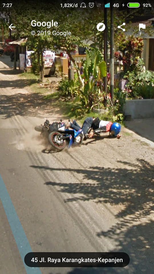 terlalu asyik melihat hape, akhirnya terjatuh