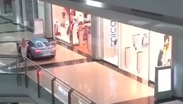 Atap mall bocor