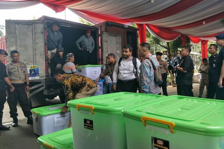 Kotak-kotak yang diduga barang bukti dari Prabowo Sandi