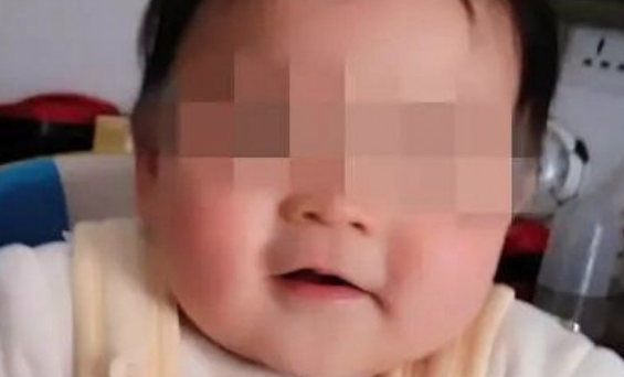 Bayi dilempar seorang ayah