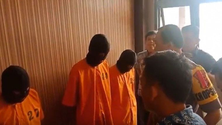 Tiga oknum guru cabul di Cikeusal, Serang, Banten ditangkap polisi. Ketiga pelaku mencabuli tiga siswinya hingga berkali-kali.