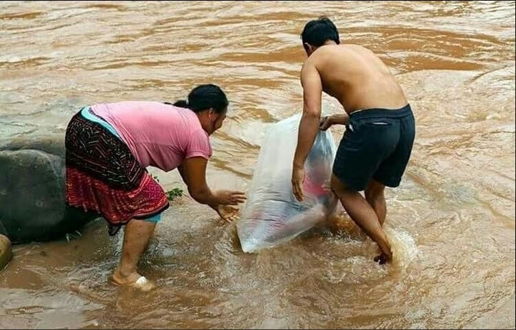Seorang Siswa Harus Masuk Kantong Plastik untuk Bisa Sampai ke Sekolah