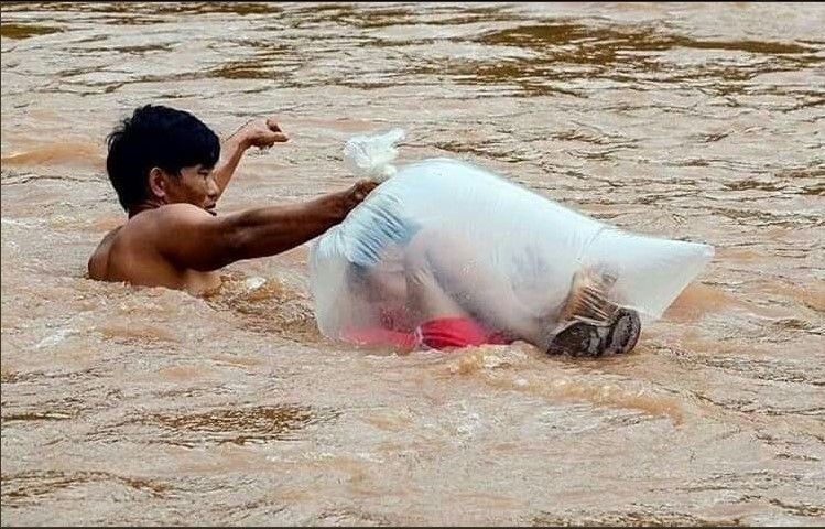 Seorang Siswa Harus Masuk Kantong Plastik untuk Bisa Sampai ke Sekolah